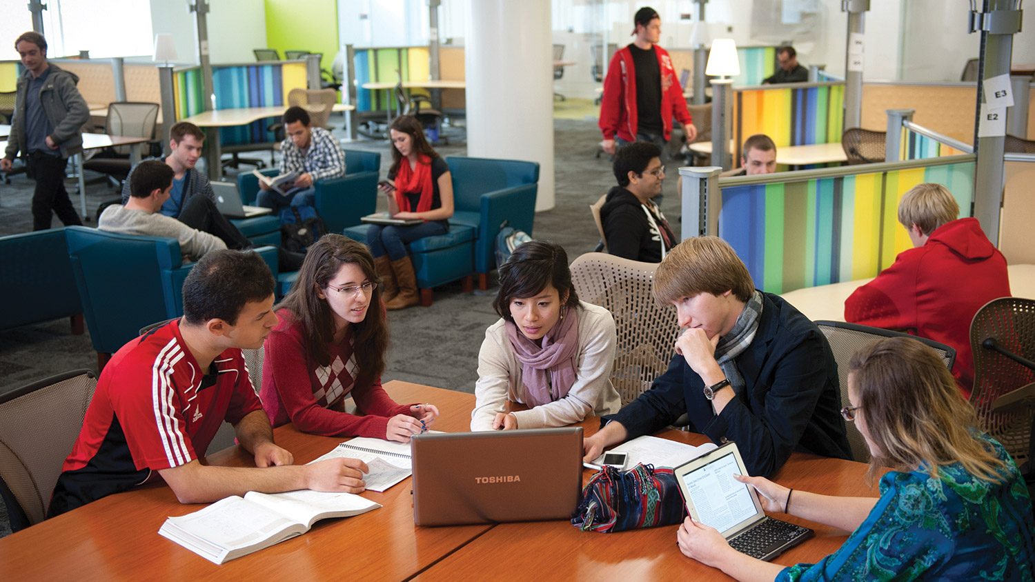 Students collaborate at Hunt library